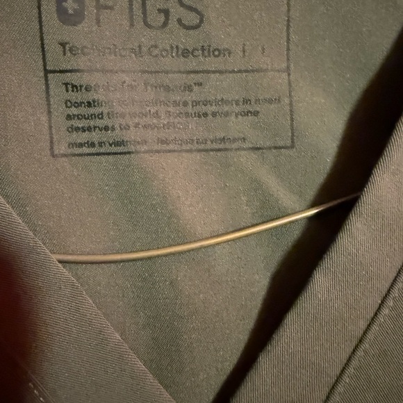 Figs green Scrub Top and jogger pants set - Picture 1 of 4